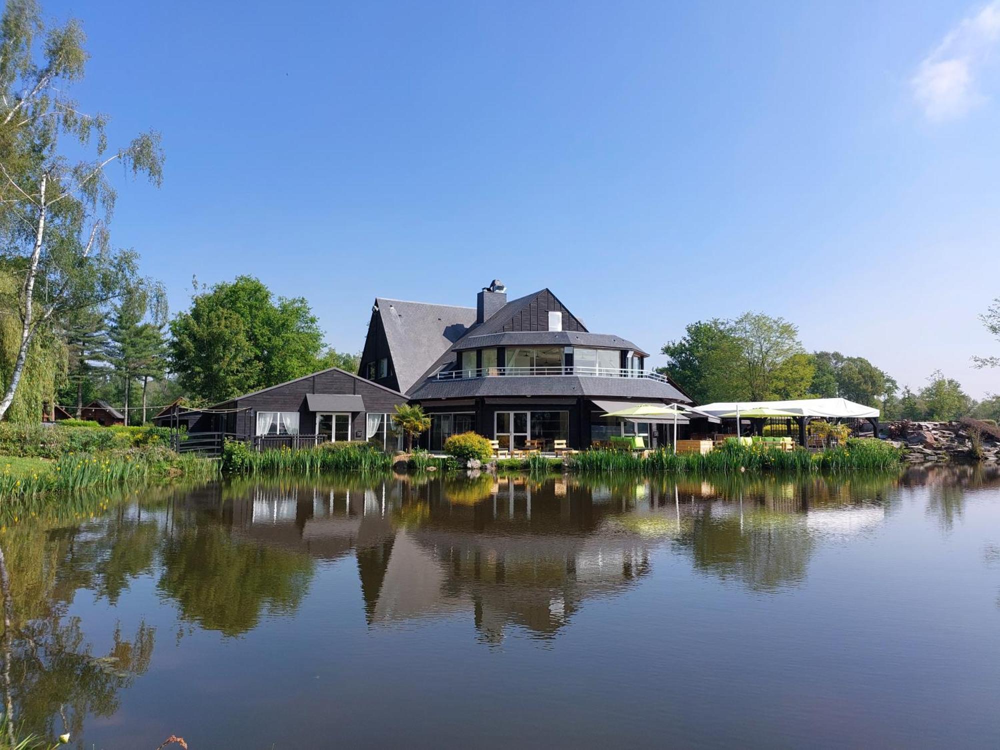 Hôtel Le Domaine du Cerf Blanc à Carentoir Extérieur photo